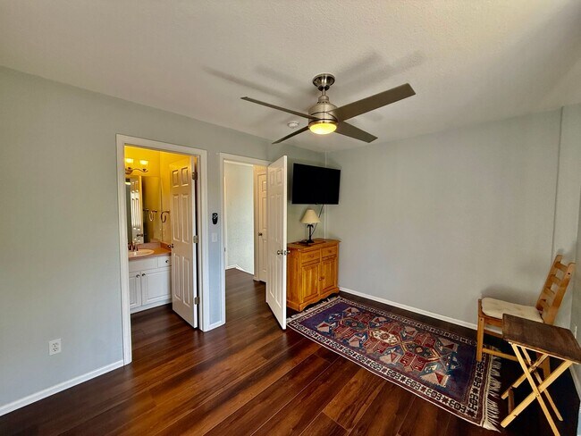 Building Photo - Beautiful 2 Bedroom Townhome- Minutes from...