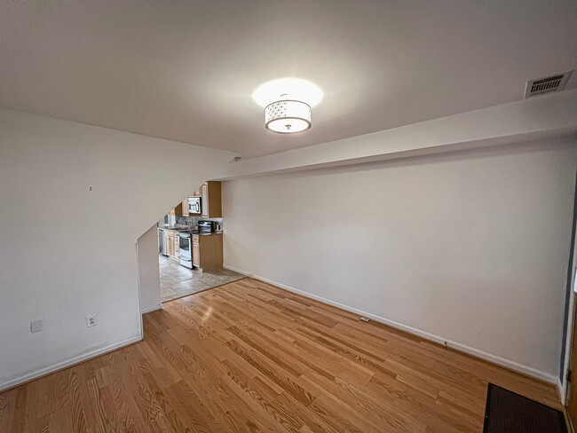 Building Photo - Beautiful 2 Bedroom 1 Bath Townhouse in Fa...