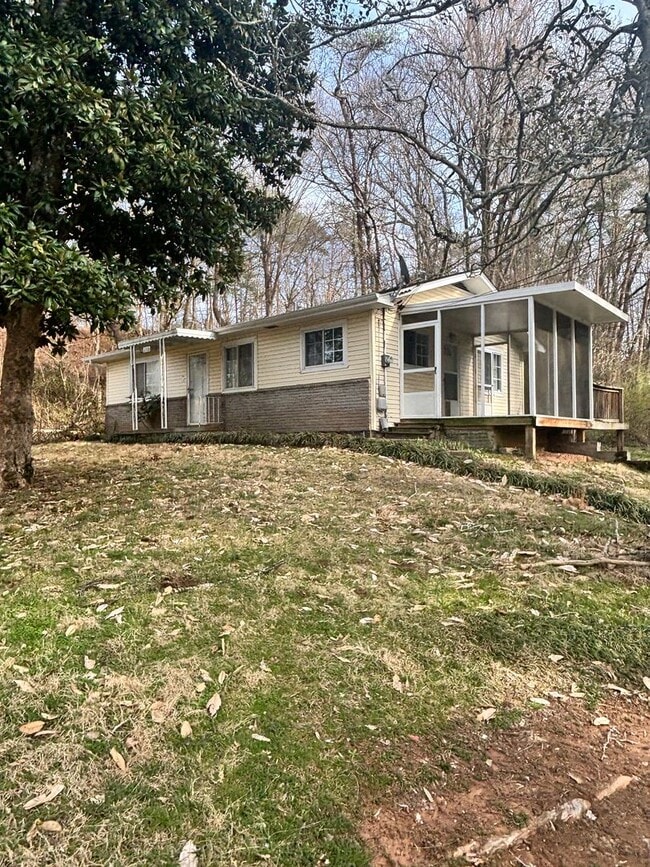 Building Photo - Quiet Country Feel — Minutes From Downtown Knoxville 2bd/1bth