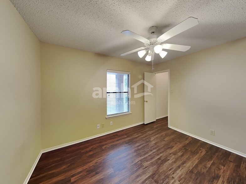 Building Photo - 2231 Creekside Bend