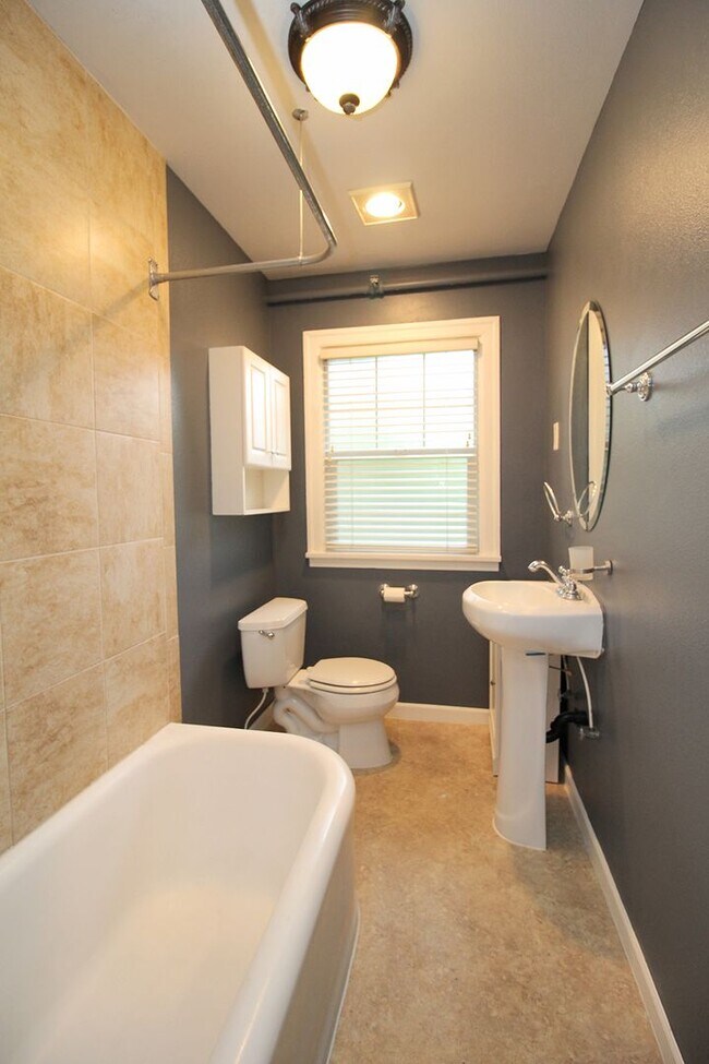 Building Photo - Upper Level Chasselton 1 Bedroom Condo in ...