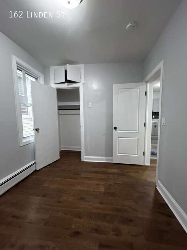 Building Photo - 162 Linden St