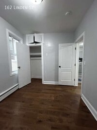 Building Photo - 162 Linden St