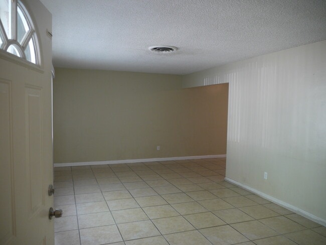 Building Photo - Fully Remodeled 4-Bedroom Home for Rent – Move-In Ready