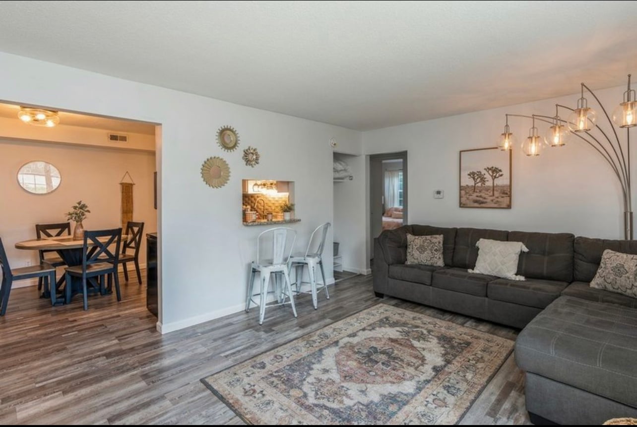 Building Photo - 1100 E 6th St