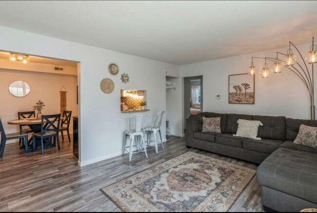 Building Photo - 1100 E 6th St