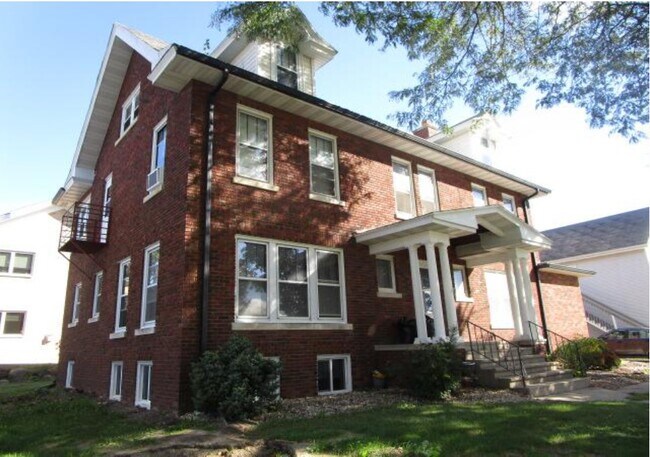 Building Photo - 216 W Main St
