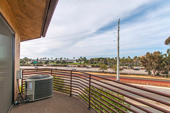 Building Photo - BEAUTIFUL BAY PARK CONDO W/ BAY VIEWS! - 2...