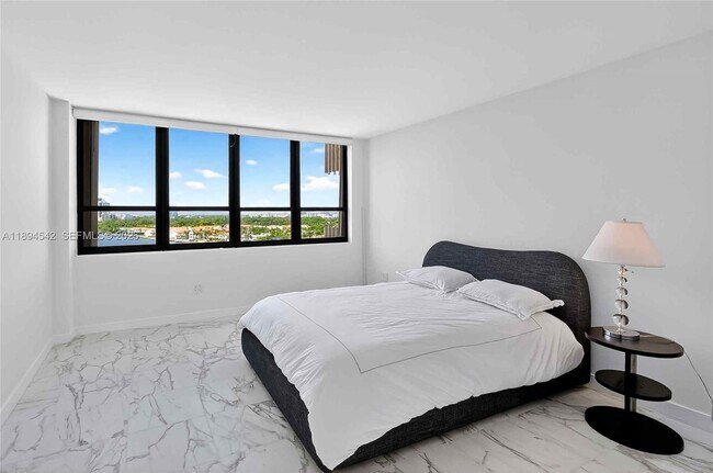 Building Photo - 2 Grove Isle Dr