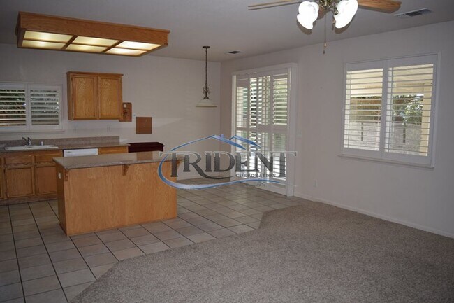 Building Photo - 4 bedroom, 3 bath house with den/office