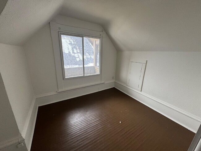 Building Photo - Upper level 3-Bed Duplex with Hardwood Elegance & 2 Baths in North Minneapolis!