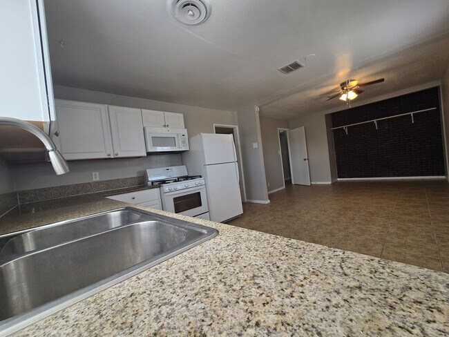 Building Photo - Newly Remodeled 3 Bedroom 1 Bathroom Home!...