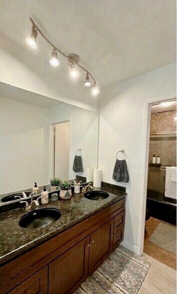 Building Photo - 1940 N Highland Ave