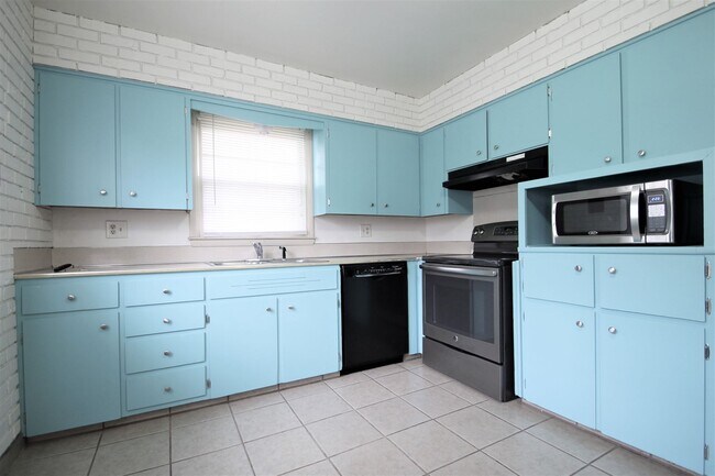Building Photo - 3 Bedroom / 2 Bath Home AVAILABLE NOW!