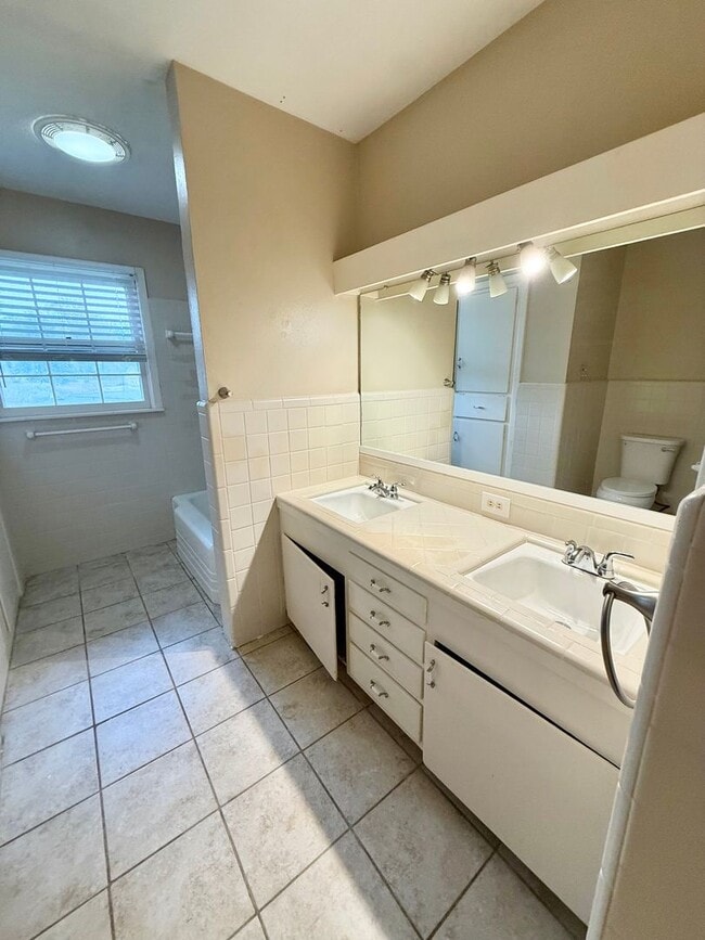 Building Photo - 3-bed/2-bath with two living spaces!