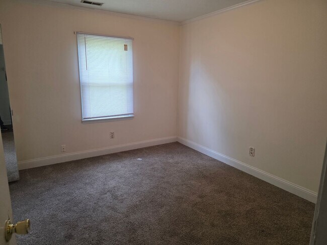 Building Photo - 4 Bedroom house with bonus room and large yard.
