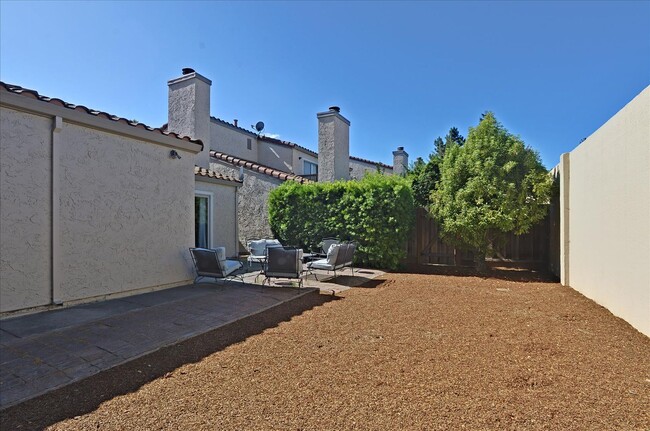 Building Photo - Great Home in Secure Complex