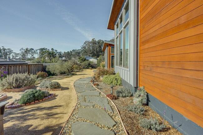 Building Photo - 157 Ave Portola