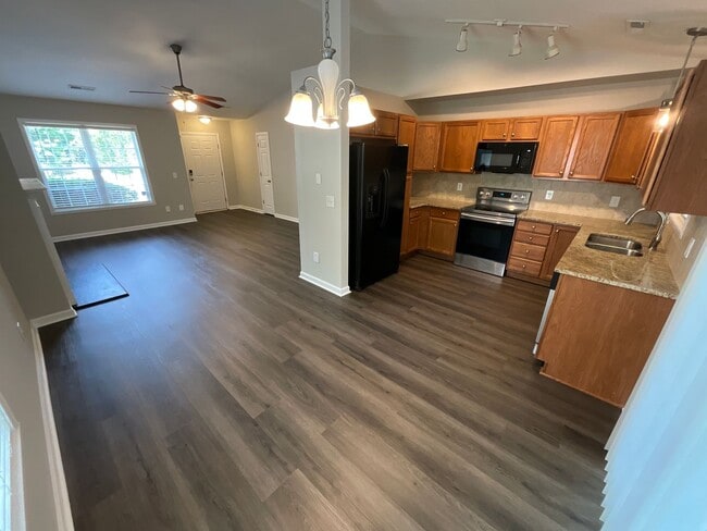 Building Photo - Charming One level 3/2 Home in Oakhurst in...