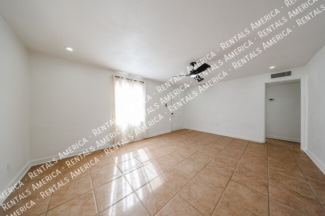 Building Photo - 2047 E Virginia Ave