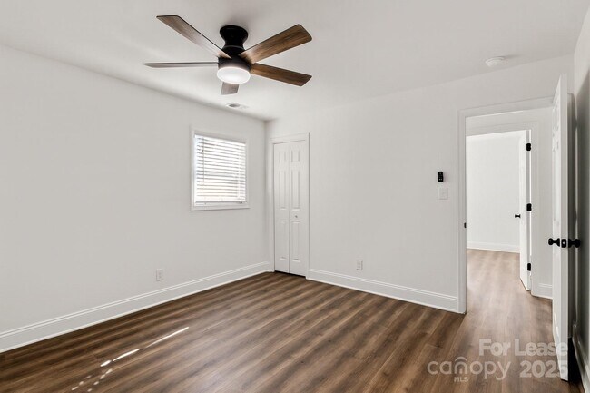 Building Photo - 815 Sharon Dr