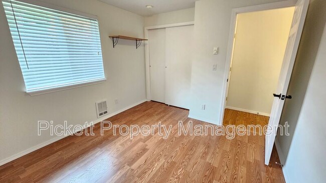 Building Photo - 1155 Silverleaf Ct E