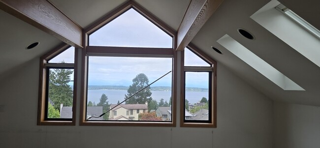 Building Photo - 3033 W Viewmont Wy W