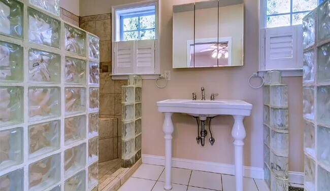 Building Photo - Serene Home-2 bed/2bath near I85 & Hwy 290