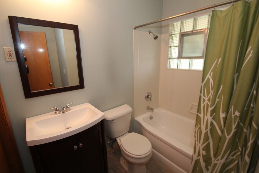 Bathroom - 2670 N 116th St
