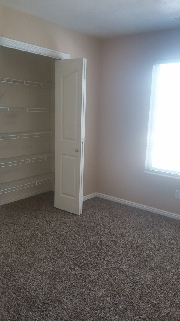 Building Photo - 3 bedroom 2 1/2 bath townhome