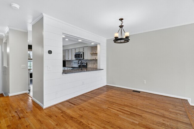 Building Photo - 7123 Gresham Ct W