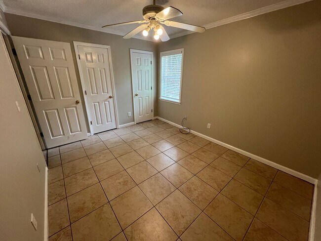 Building Photo - 2 Bed 1 Bath Near Campus! Water/Sewer/Trash Included In Rent!!