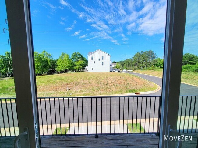 Building Photo - 645 District Ct