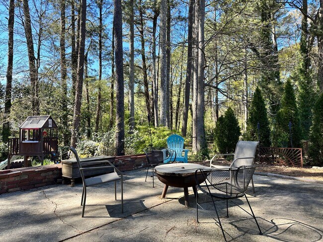 Building Photo - 3 bedroom 2 bath home in a great area filled with tons of extras you will LOVE!