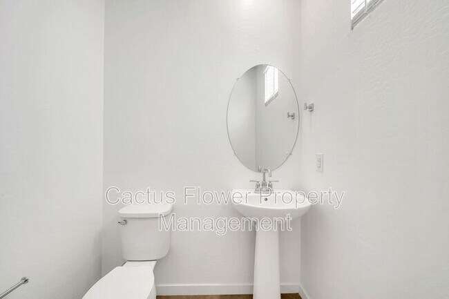 Building Photo - 9850 E Tamery Ave