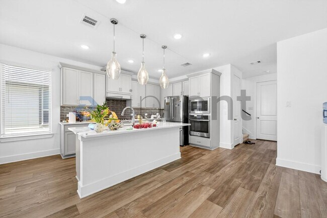 Building Photo - 3140 Eddington Dr