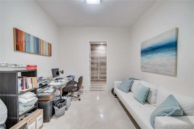 Building Photo - 15811 Collins Ave