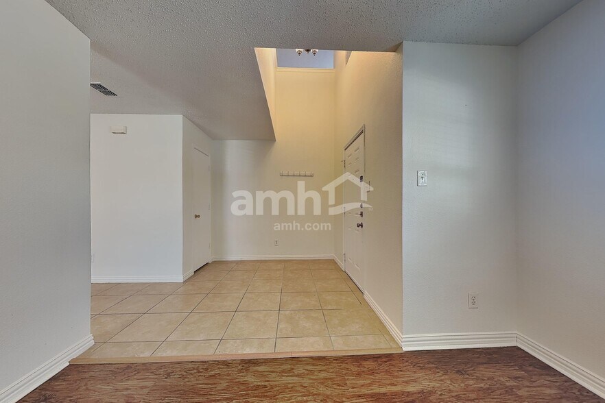 Building Photo - 4405 Statesman Ln