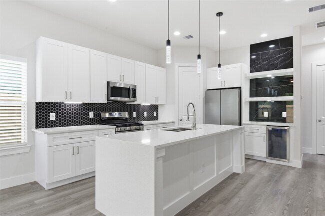 Building Photo - 727 S Victory Dr