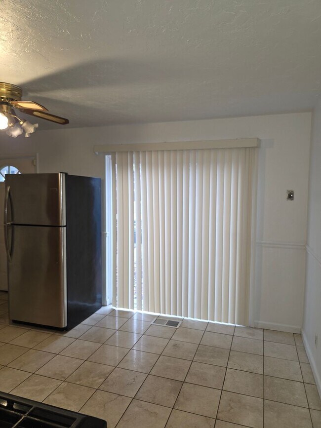 Building Photo - Condo/Townhome