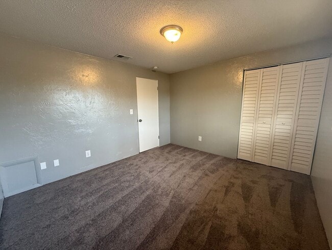 Building Photo - Beautiful 2 Bed 1.5 Bath Townhome AVAILABLE IMMEDIATELY!