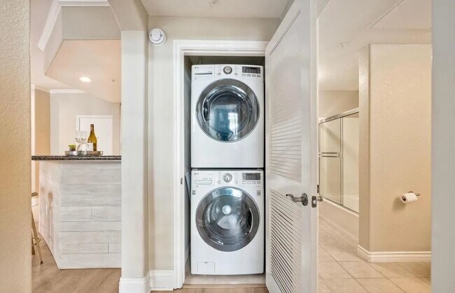 Building Photo - 9253 Regents Rd