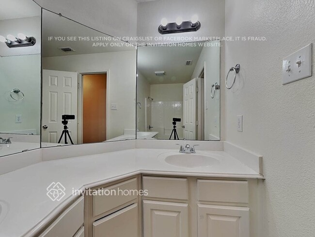 Building Photo - 905 Hidden Oaks Dr