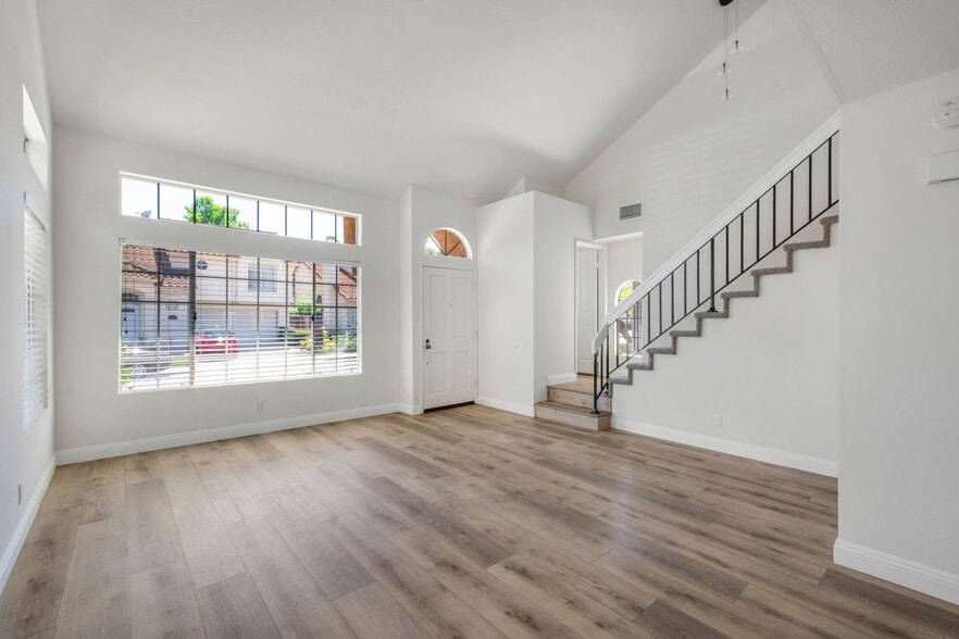 Building Photo - 24351 Kings View