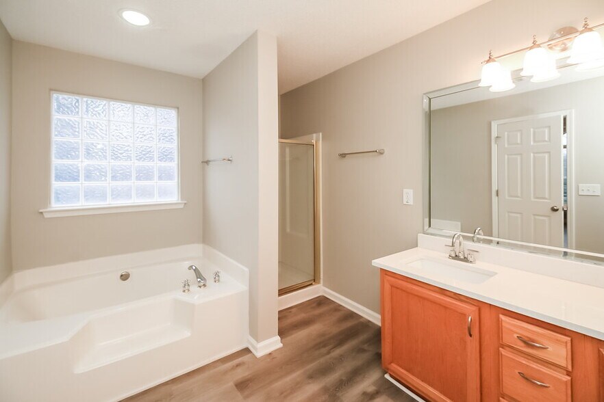 Building Photo - 9599 Rollinghills Dr