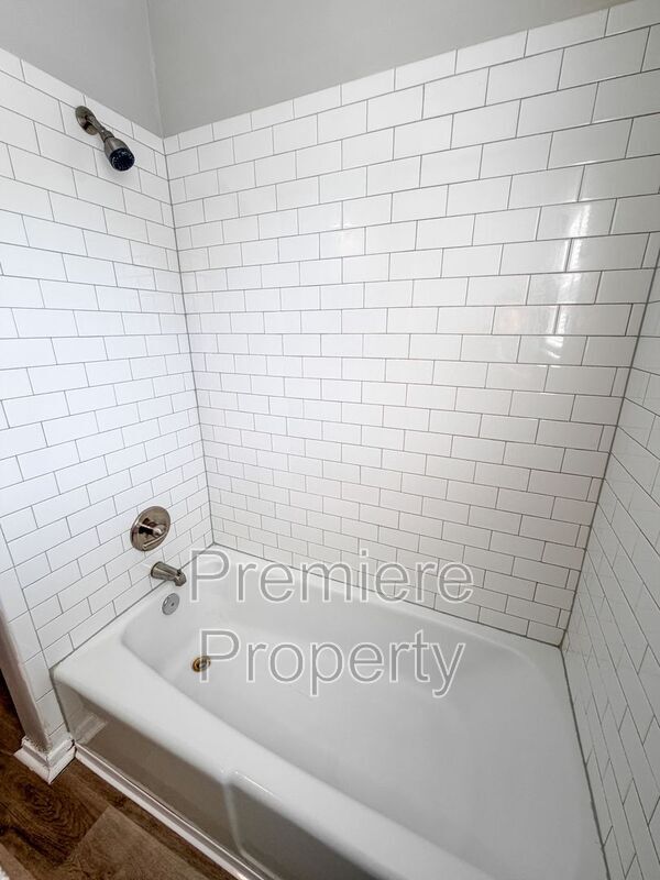 Building Photo - 219 N Oak Dr