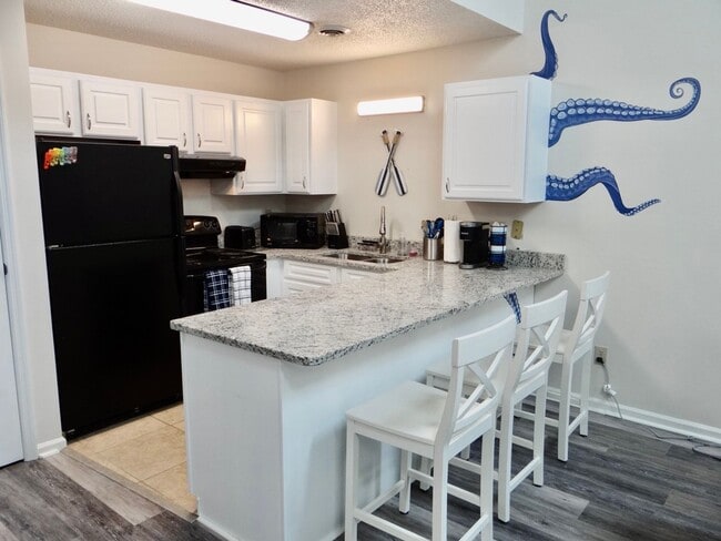 Building Photo - Beautifully Remodeled and Furnished Rental...