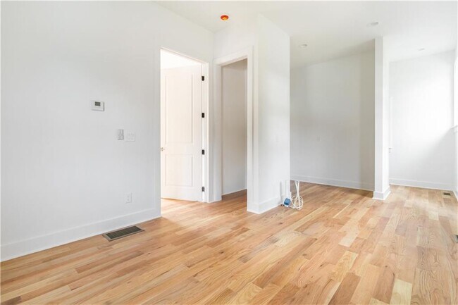 Building Photo - 1554 Columbia Cir