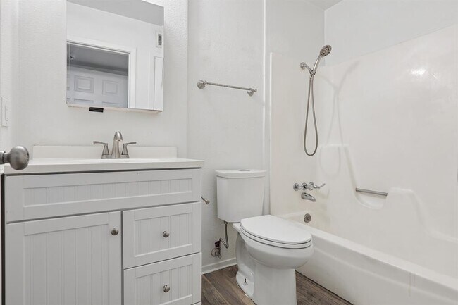 Building Photo - 6803 Woodhue Dr