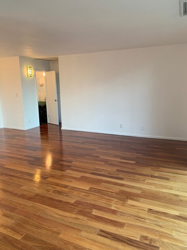Building Photo - 100 S Doheny Dr